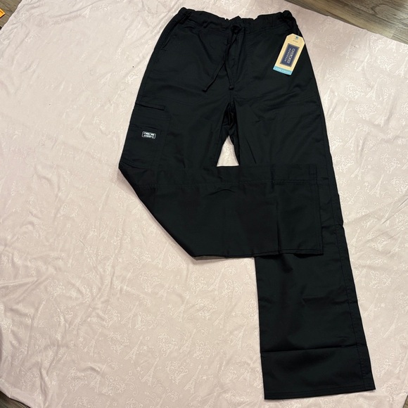 Classic Black Cargo Pants for Men - Picture 4 of 5